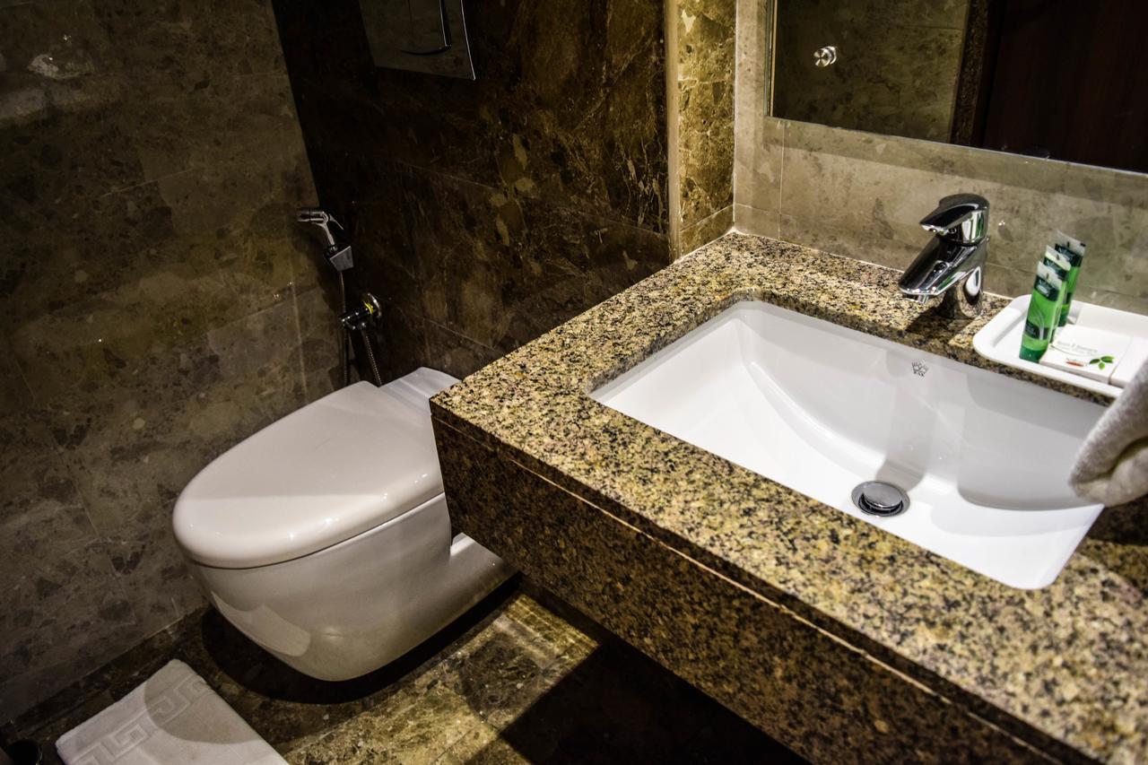 Rg Royal Hotel Bangalore Bagian luar foto