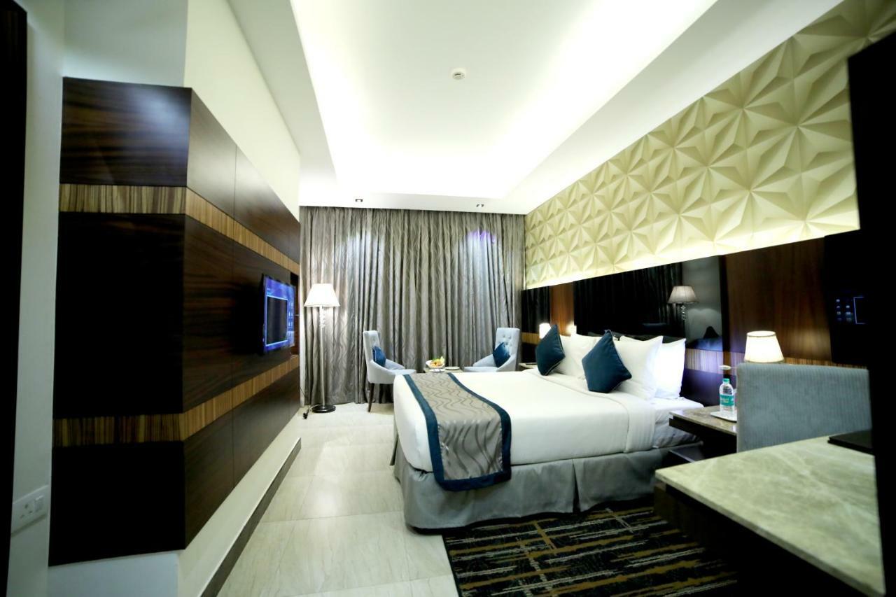Rg Royal Hotel Bangalore Bagian luar foto